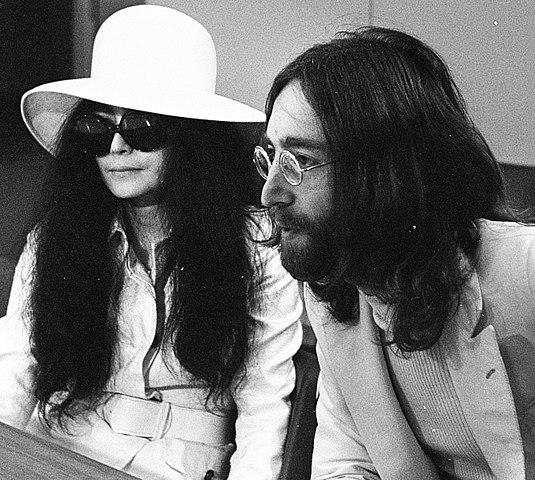 Des aliens ont donné un étrange objet à John Lennon