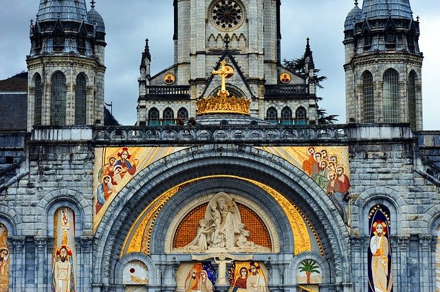 Une femme guérie miraculeusement à Lourdes en 1875
