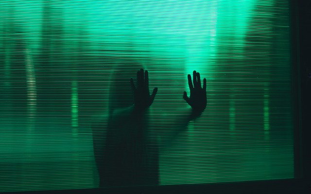 Une nuit, il est réveillé par le fantôme d’une enfant