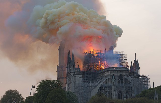 Brigitte Macron a-t-elle voulu remplacer la flèche de Notre-Dame par un phallus ?