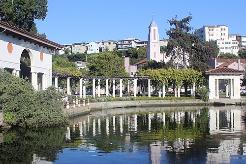 Un OVNI oval observé au-dessus d'Oakland