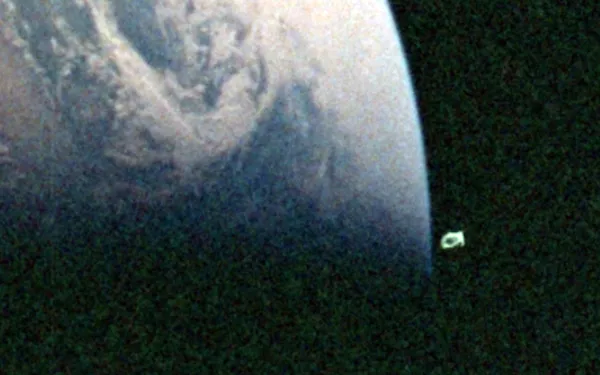 Un OVNI photographié dans l'orbite terrestre ?