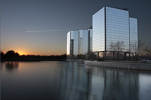 Un OVNI métallique et oval observé à Overland Park