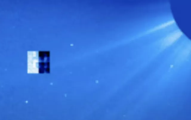 Un OVNI cubique géant observé près du Soleil