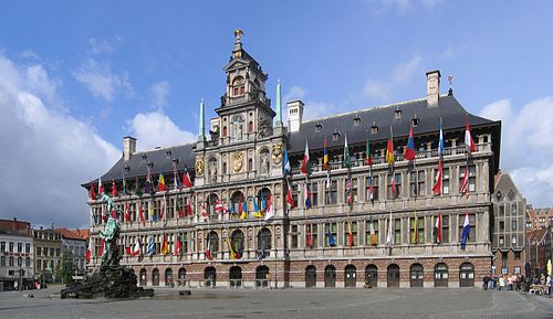 Un OVNI en forme de cigare observé au-dessus d’Anvers