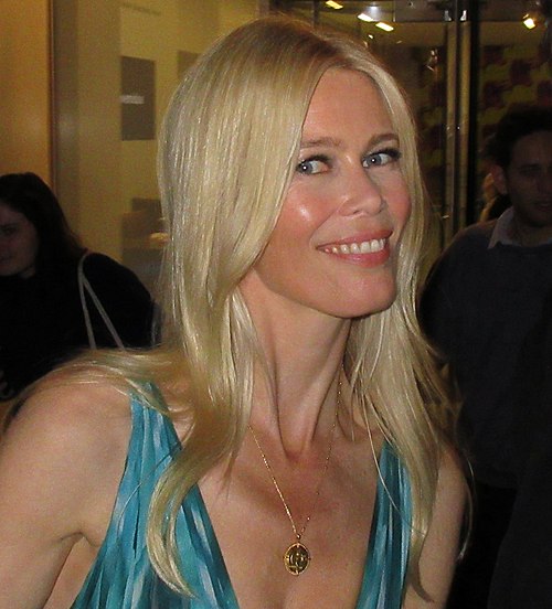 Claudia Schiffer révèle que sa demeure Tudor est hantée... par des fantômes « amicaux »